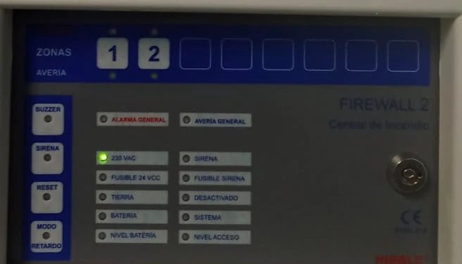 Central de detección de incendios Firewall con indicadores LED, control de zonas y sistema de alarma para instalaciones de protección contra incendios.