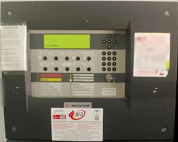 Central de detección y alarma de incendios Notifier ID3000 analógica direccionable con pantalla LCD y panel de control.