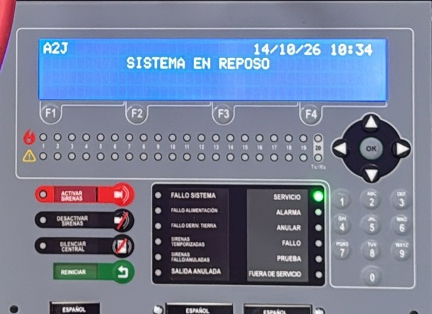 Frontal de una central analógica direccionable con pantalla, 20 LED de zona y teclado