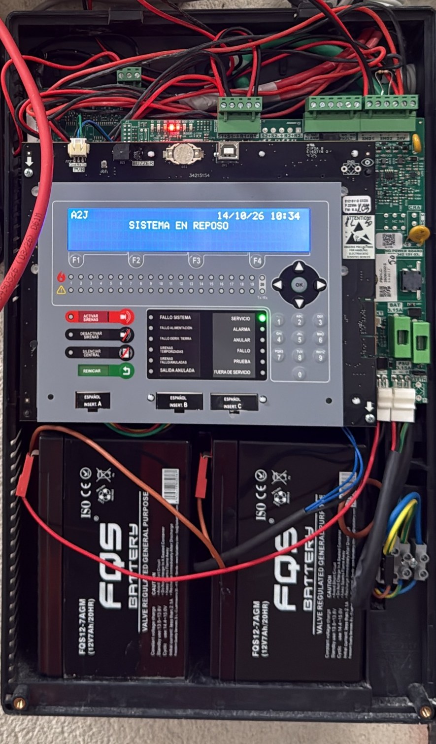 Interior de una central analógica direccionable: placa principal, bornas de lazo y sirenas, fusibles y dos baterías